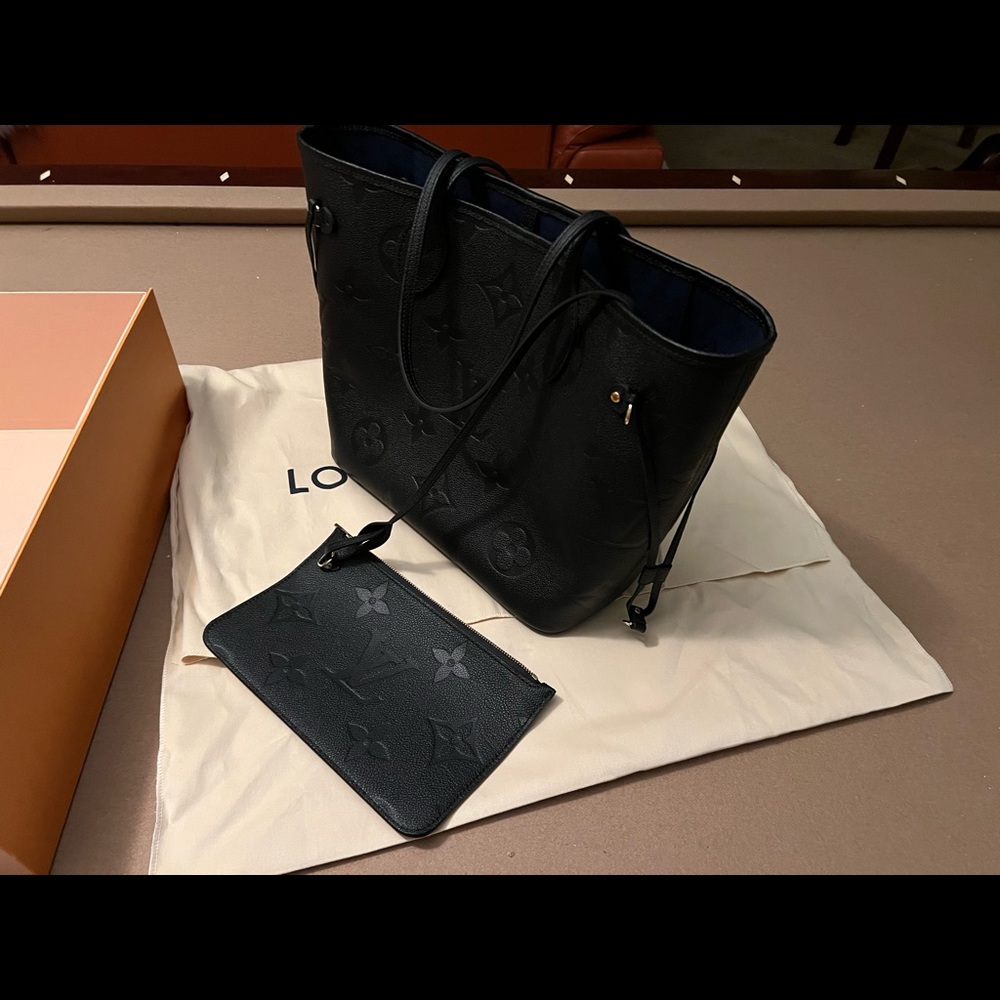 Brand new never worn Louis Vuitton never full bag!